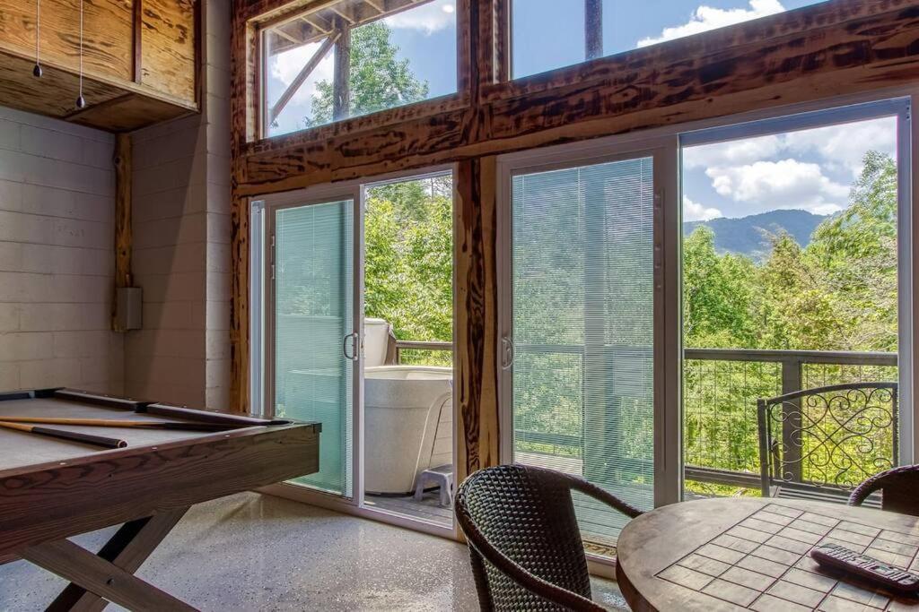 Villa The Log Castle~Stunning Mountain Views~Hot Tub à Sevierville Extérieur photo