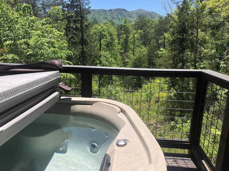 Villa The Log Castle~Stunning Mountain Views~Hot Tub à Sevierville Extérieur photo